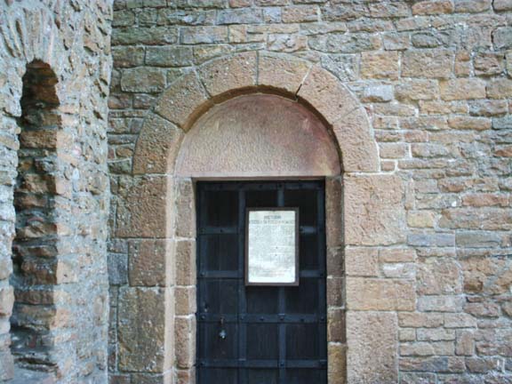 Wejście do kościóka jest zazwyczaj zamkniete ale jest tu adres do osoby majacej klucze...